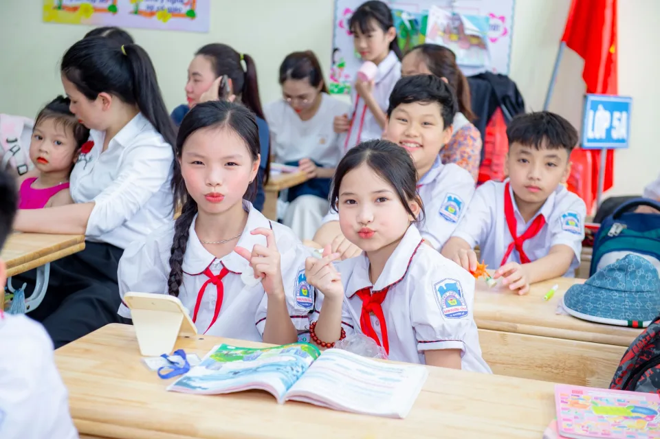 Giá sách và học liệu